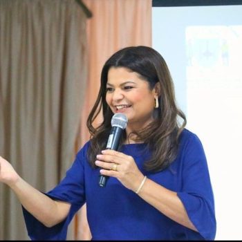 Mae dando palestra